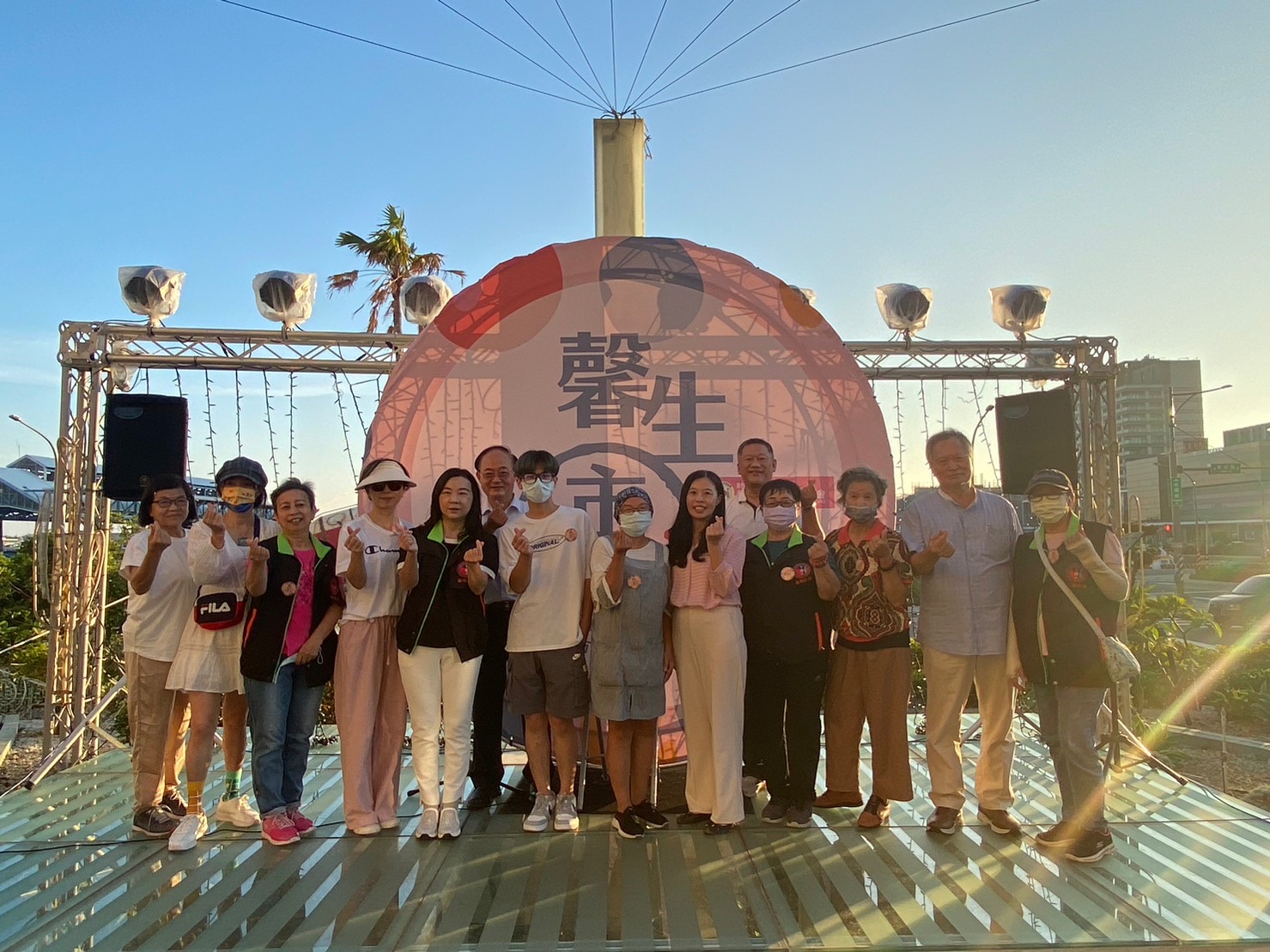 蔡主委與陳檢察和攤主合影